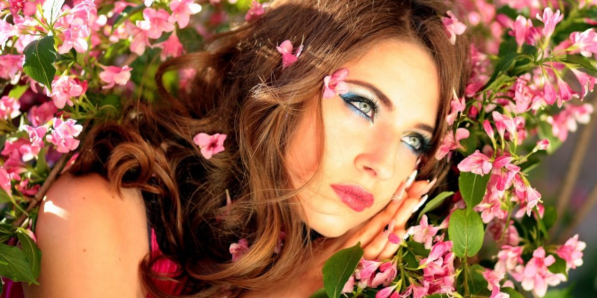 girl_blue_eyes_flowers_pink_portrait_casey_beauty-628487.jpg!d
